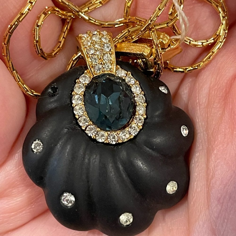 Givency necklace gold black